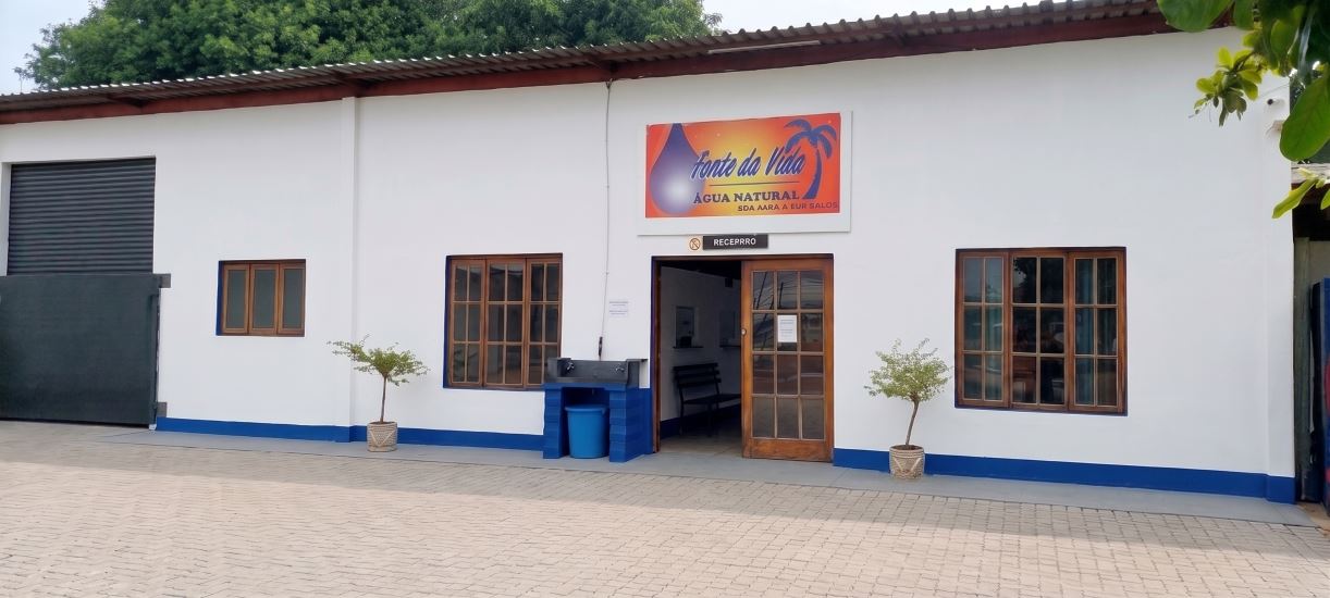 Garrafa e copo de água Fonte Da Vida em ambiente familiar